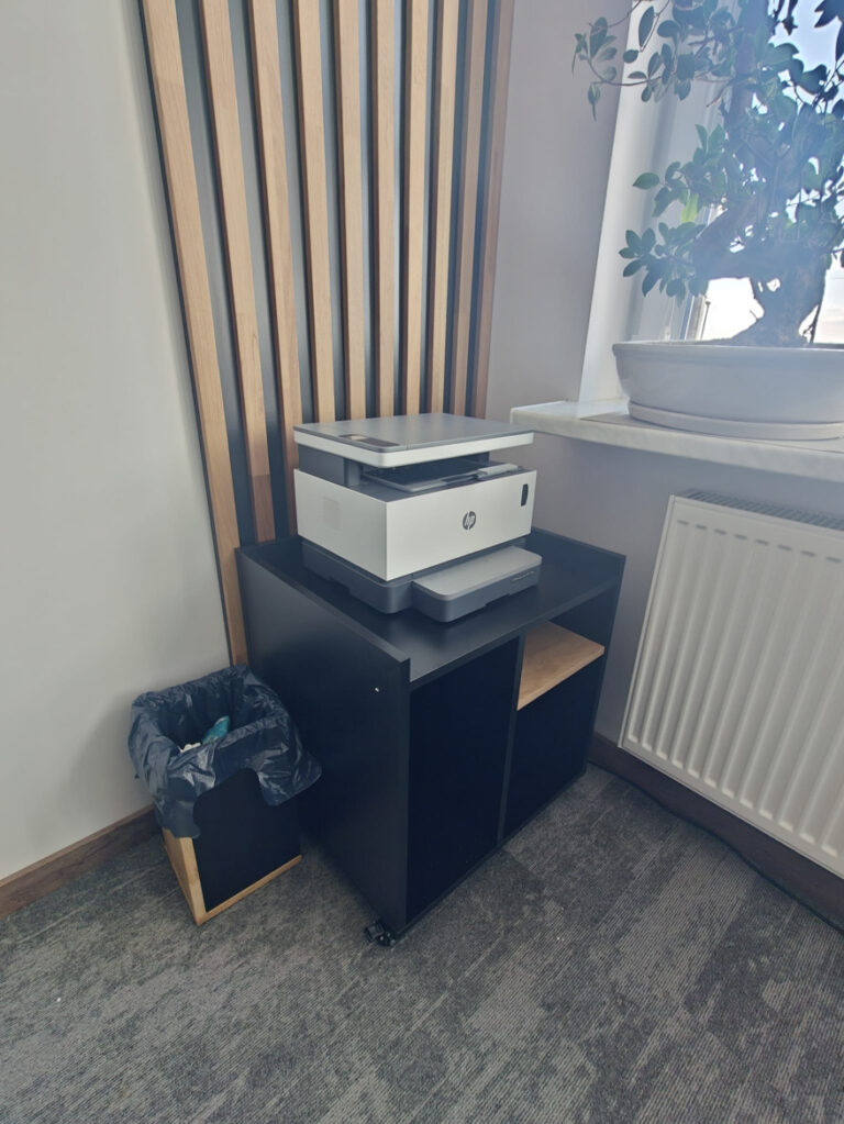 Druckerschrank aus der Unternehmenssammlung für Quanteninnovation in Piotrkówko Mały (bei Warschau)