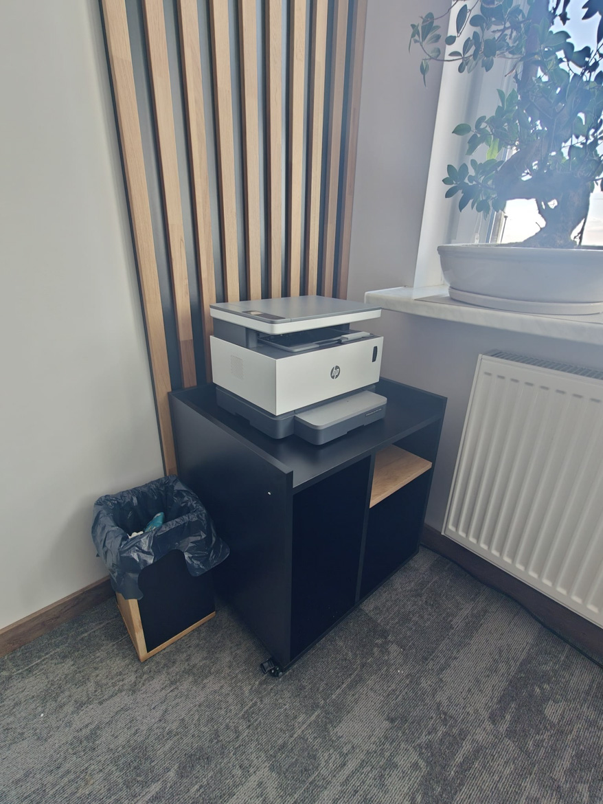 szafka pod drukarke z kolekcji corporate dla firmy quantum innovation w piotrkowku malym niedaleko warszawy 01