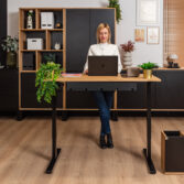 verstellbarer Schreibtisch für die Arbeit am Computer