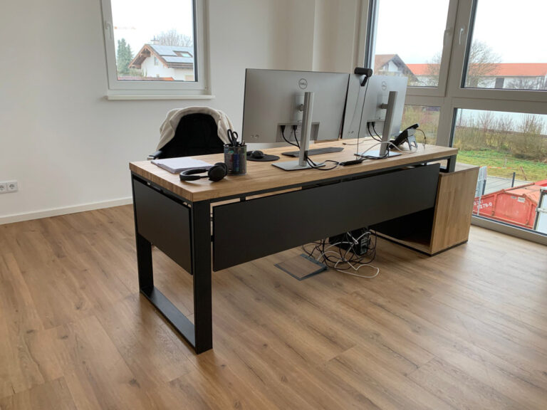 Eckschreibtisch mit vergrößertem Sockel für SenCom GmbH in Feldkirchen-Westerham (Deutschland)
