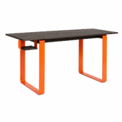 Ein orangefarbener Designerschreibtisch für moderne Räume