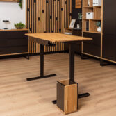 verstellbarer Schreibtisch mit Holzplatte