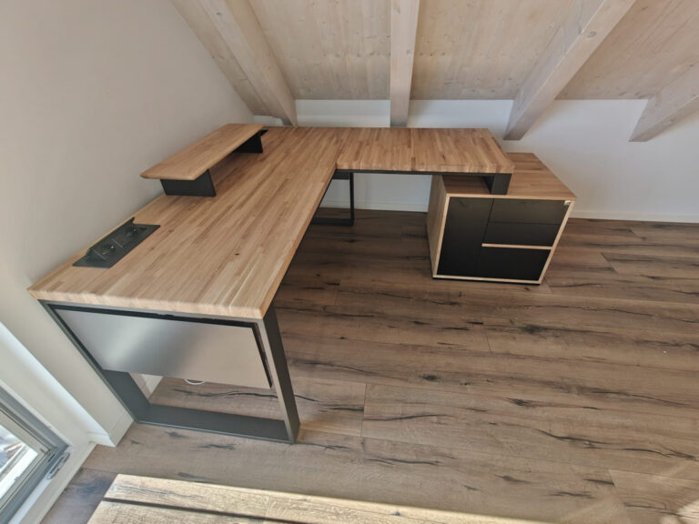 Eckschreibtisch für das Dachgeschossbüro von Herrn Alexander aus Au in der Hallertau (Deutschland)