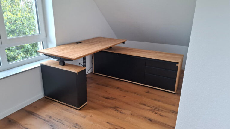 Höhenverstellbarer Eckschreibtisch für ein Home Office mit Schrägen für Frau Catherine aus Leichlingen, Deutschland