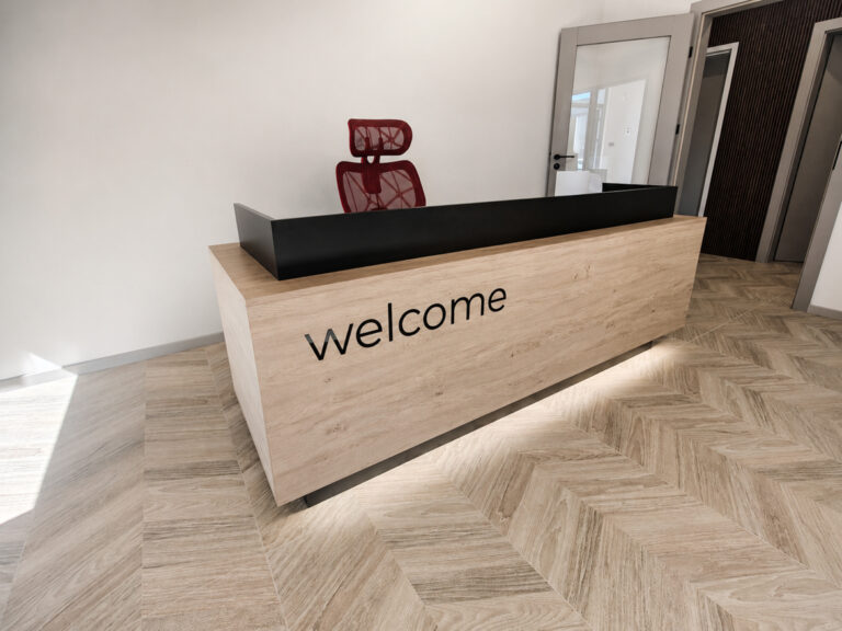 Empfangstheke aus der „Corporate“-Kollektion für das Unternehmen EDIL Services in Płock
