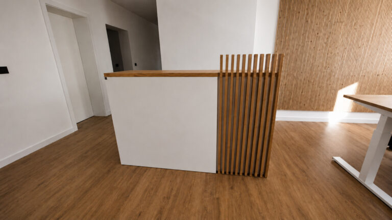 Empfangstheke mit Holzlamellen für eine Anwaltskanzlei in Bamberg (Deutschland)