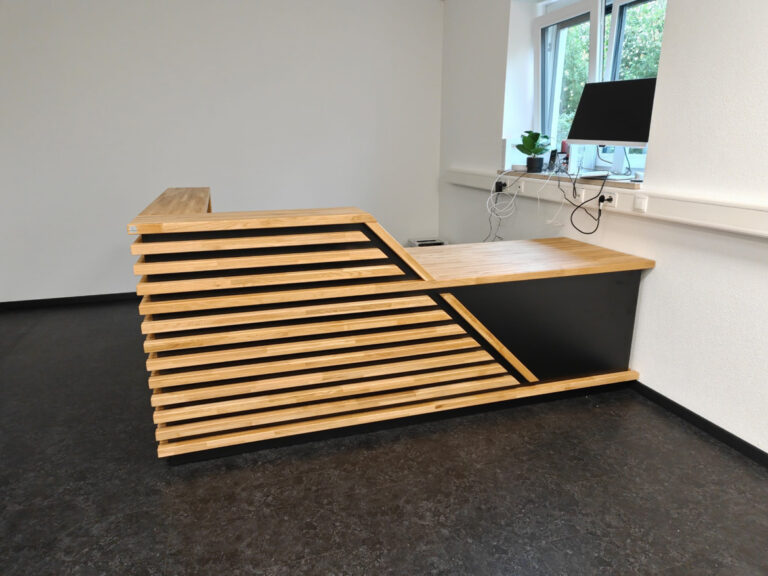 Eck-Empfangstheke mit Lamellen für die Praxis „Heilkunde und Physiotherapie“ in Ergolding, Deutschland