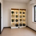 Ein Regal mit LED-Beleuchtung und eine Vitrine für das Wohnzimmer von Frau Agata aus Warschau