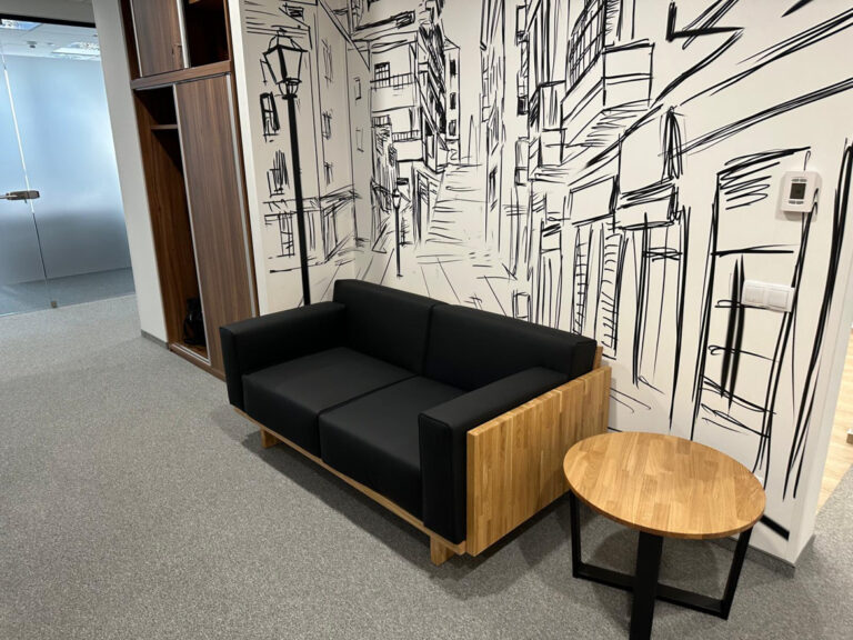 Ein Zweisitzer-Sofa und ein Couchtisch für die Firma „Bezpieczny Wynajem“ in Warschau