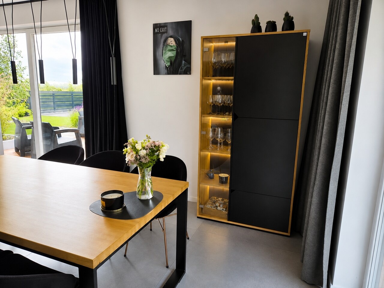 Ein Esstisch mit Eichenholzplatte und eine Vitrine mit LED-Beleuchtung
