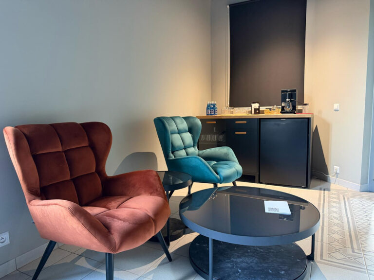 Schrank unter der Kaffeemaschine mit Platz für einen Kühlschrank für die Golf Style Foundation in Lublin