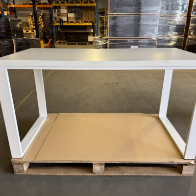 Weißer Schreibtisch mit Metallgestell für Büro und Arbeitszimmer