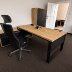 Eckschreibtisch für das Büro