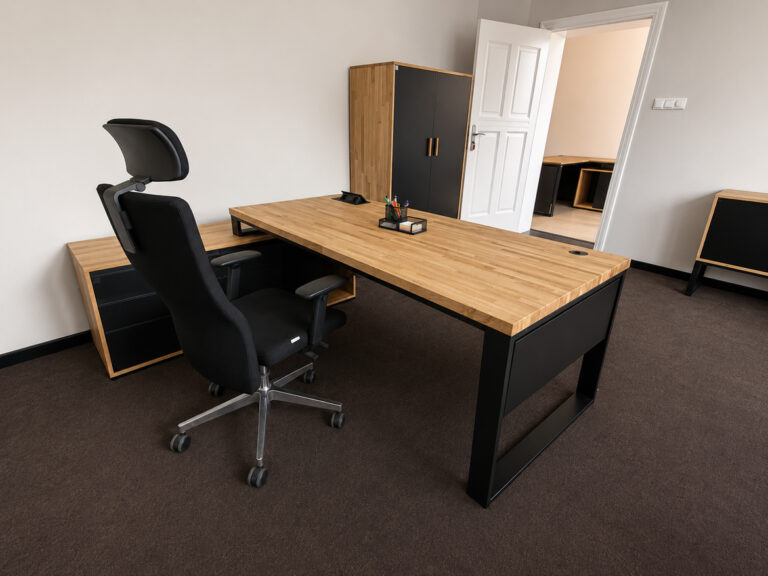 Eckschreibtisch für das Büro