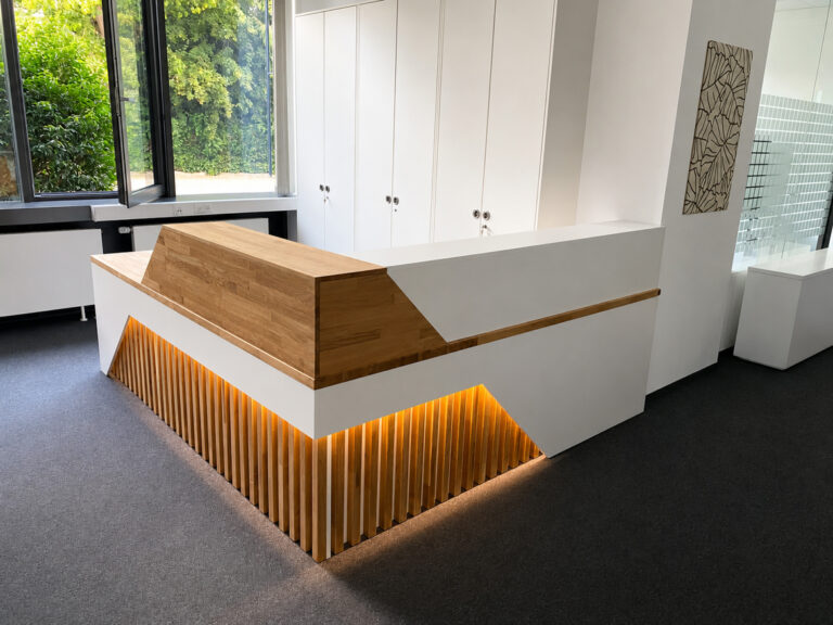 Empfangstheke mit LED-Beleuchtung