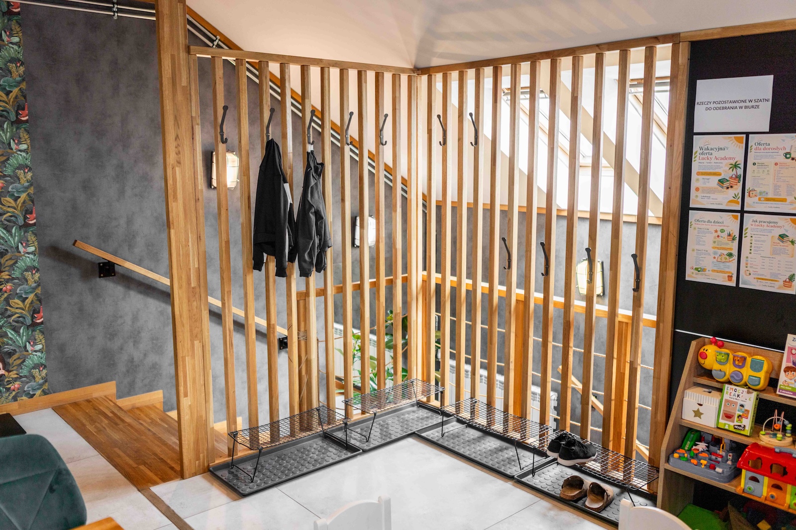 Moderne Wandverkleidung mit Lamellen