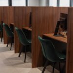 Schreibtische mit Trennwänden für die Kundenbetreuung in der Behörde