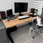 Ein höhenverstellbarer Schreibtisch für das Heimbüro von Herrn Piotr in Rzeszów