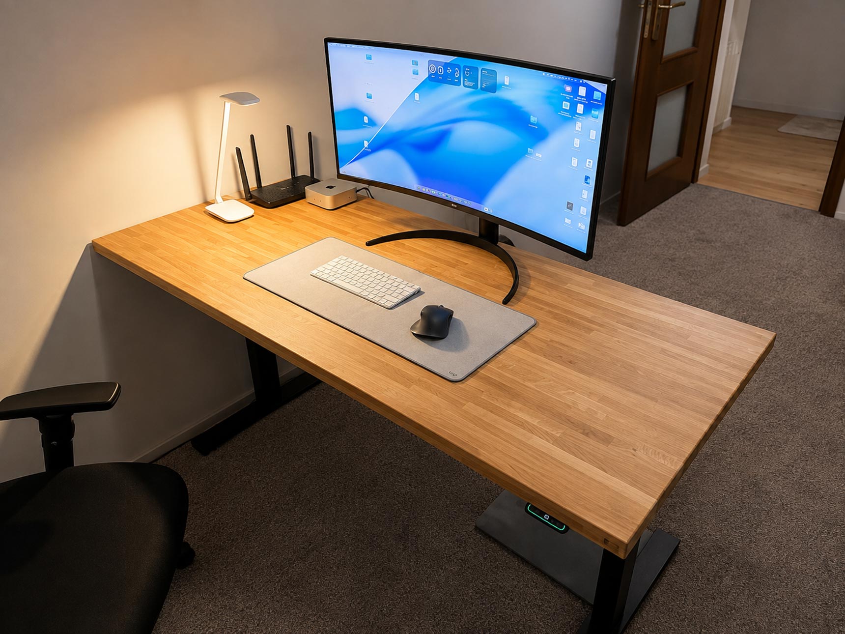 Verstellbarer Schreibtisch mit Holzplatte für das Homeoffice
