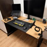 Ein elektrisch höhenverstellbarer Schreibtisch für zu Hause