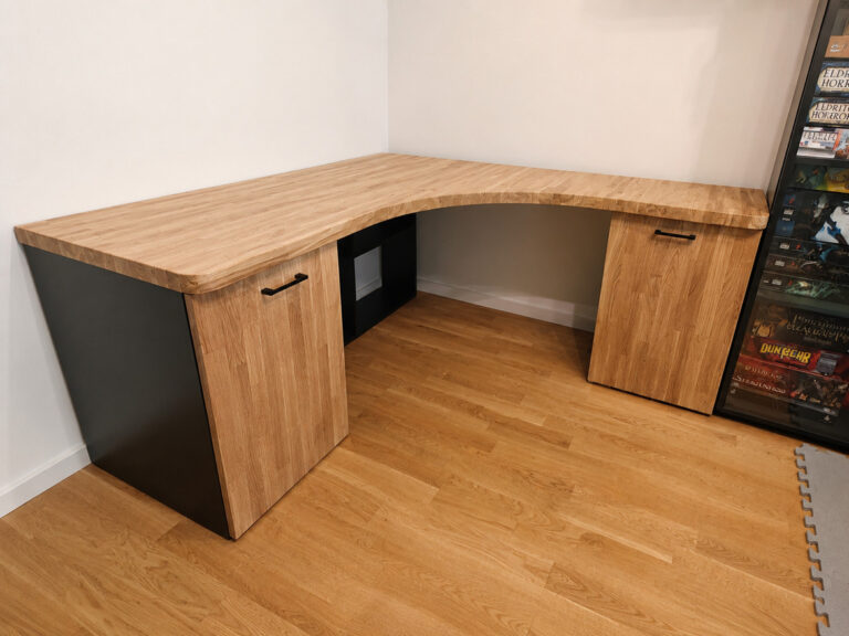 ein L-förmiger Schreibtisch aus Holz
