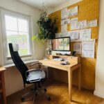 Ein Schreibtisch aus Holz mit Schubladen und einem Aufsatz für den Schreibtisch zu Hause