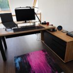 Großer Eckschreibtisch für die Arbeit am Computer
