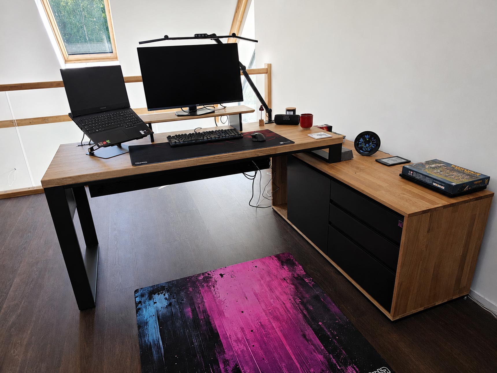 Großer Eckschreibtisch für die Arbeit am Computer