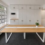 Ein großer Schreibtisch aus Holz