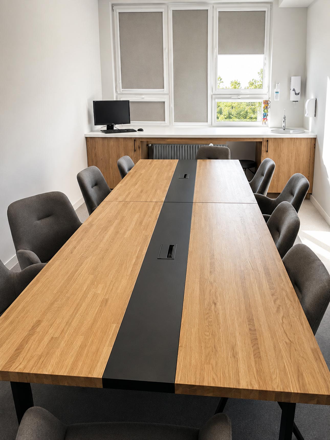 Ein großer Konferenztisch für 10 Personen