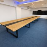 Konferenztisch mit in die Tischplatte eingelassenen Medienanschlüssen
