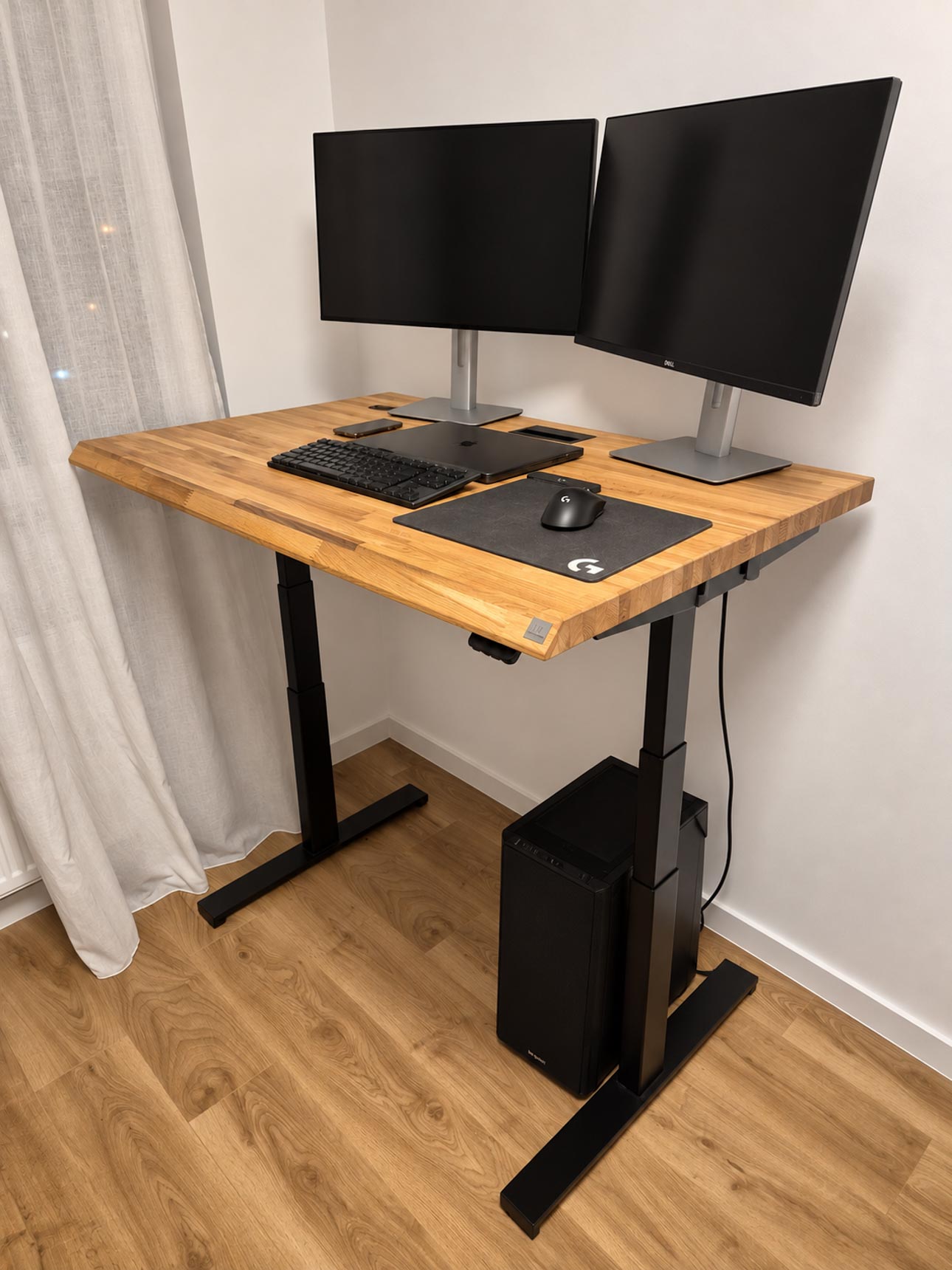 Biurko regulowane z dębowym blatem do home office z dwoma monitorami