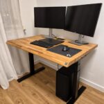 Home-Office-Arbeitsplatz mit höhenverstellbarem Schreibtisch